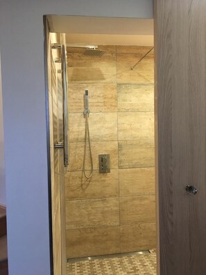 Secadora de cabello, shampoo, papel de baño 