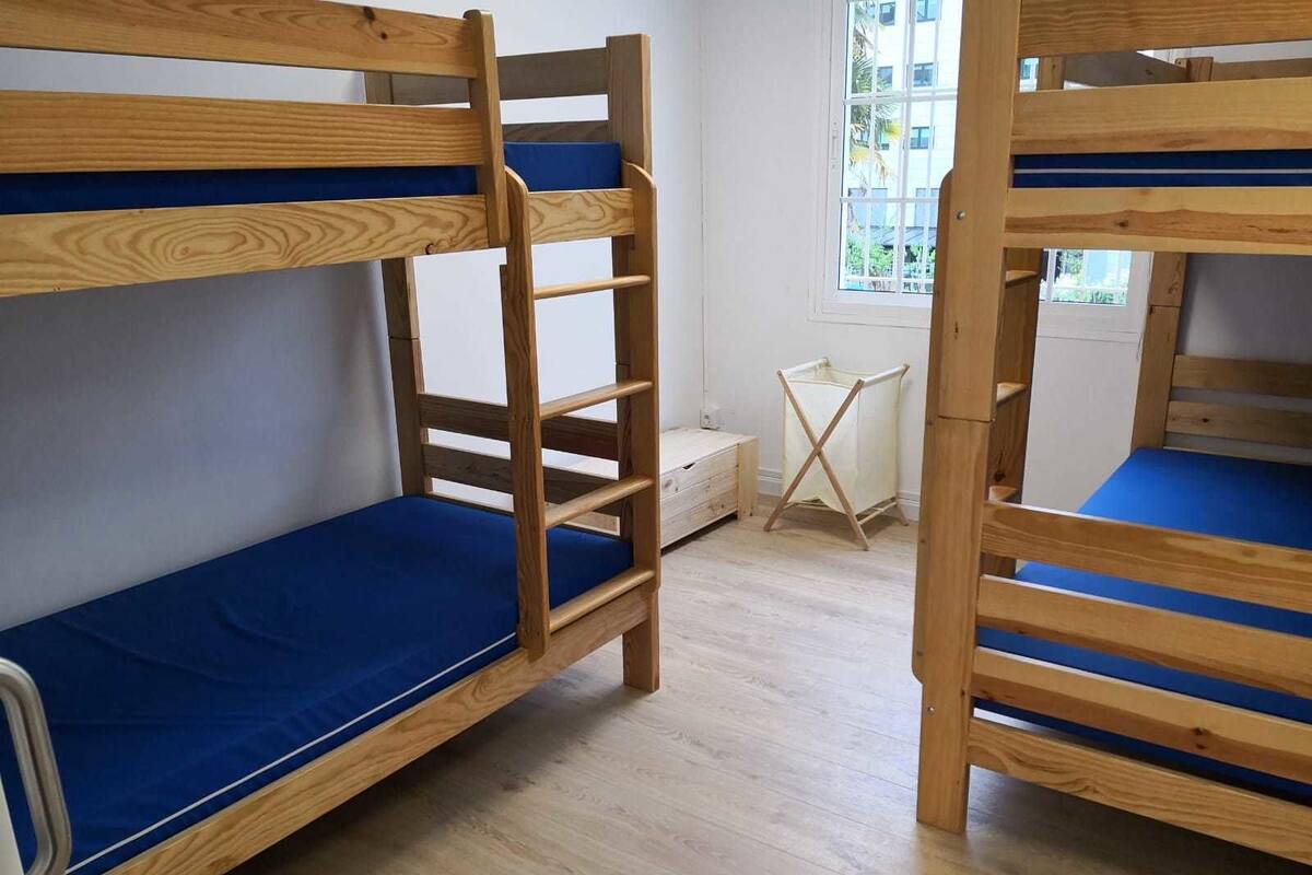 Felles sovesal, for menn og kvinner (4-bed) | Blendingsgardiner, wi-fi (inkludert) og sengetøy