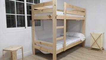 Cama en habitación compartida mixta de 4 camas | Cortinas opacas, wifi gratis, ropa de cama