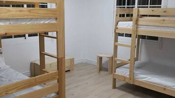 Shared Dormitory, Mixed Dorm (4-bed) | Langsir/tirai gelap terus, Wi-fi percuma, cadar katil