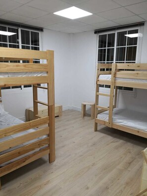 Slaapzaal, gemengd (4-bed) | Verduisterende gordijnen, gratis wifi, beddengoed, rolstoeltoegang