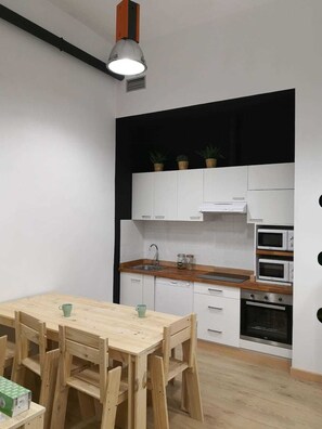 Refrigerador, microondas, horno, placa de cocina