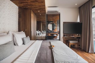 Grand One-Bedroom Villa with Private Pool & Floating Bathtub | 1 bedroom, premium bedding, minibar, in-room safe