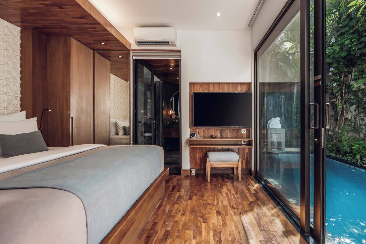 1 bedroom, premium bedding, minibar, in-room safe
