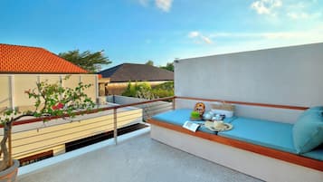Romantische Villa, 1 Schlafzimmer, eigener Pool (Floating Bathtub) | Wohnbereich | 50-Zoll-LED-Fernseher mit Digitalempfang, Netflix, Streaming-Dienste