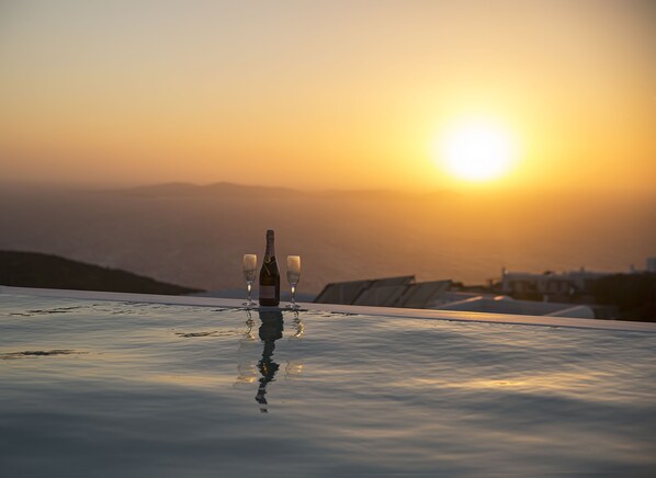 Seasonal outdoor pool, pool umbrellas, pool loungers - Villa Aphrodite (Mykonos)