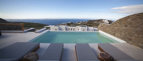 季节性开放的室外游泳池,池畔遮阳伞,日光浴躺椅