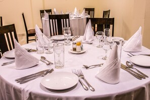 Breakfast, lunch, dinner served; local and international cuisine  - Narpo Hotels (Accra)