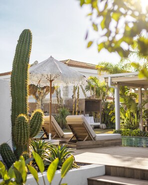 A pool area with lounge chairs, a pergola, and cacti. - Kaipo Alacati (Cesme)