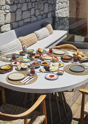 Desayuno con opciones de la cocina local incluido todos los días 