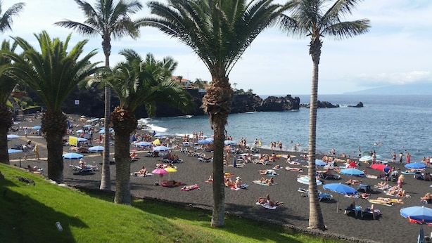 A crowded beach with numerous umbrellas and people sunbathing. - Refurbished 1-bed in popular Los Gigantes w/large terrace, sea & cliff views (Los Gigantes)
