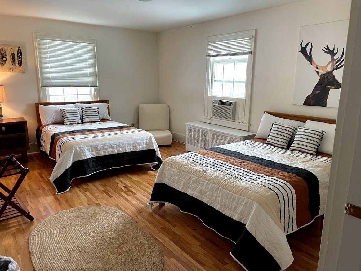 6 quartos, escrivaninha, ferros/tábuas de passar roupa