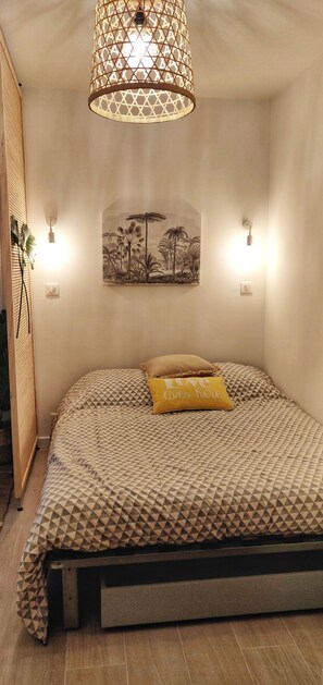 1 slaapkamer, een strijkplank/strijkijzer, wifi