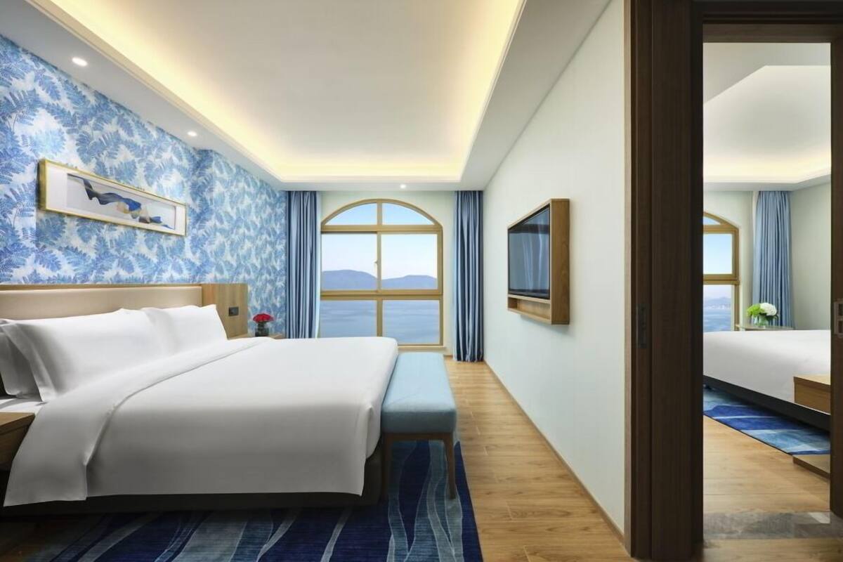 Suite | Ropa de cama de alta calidad, edredones de plumas, minibar y caja fuerte