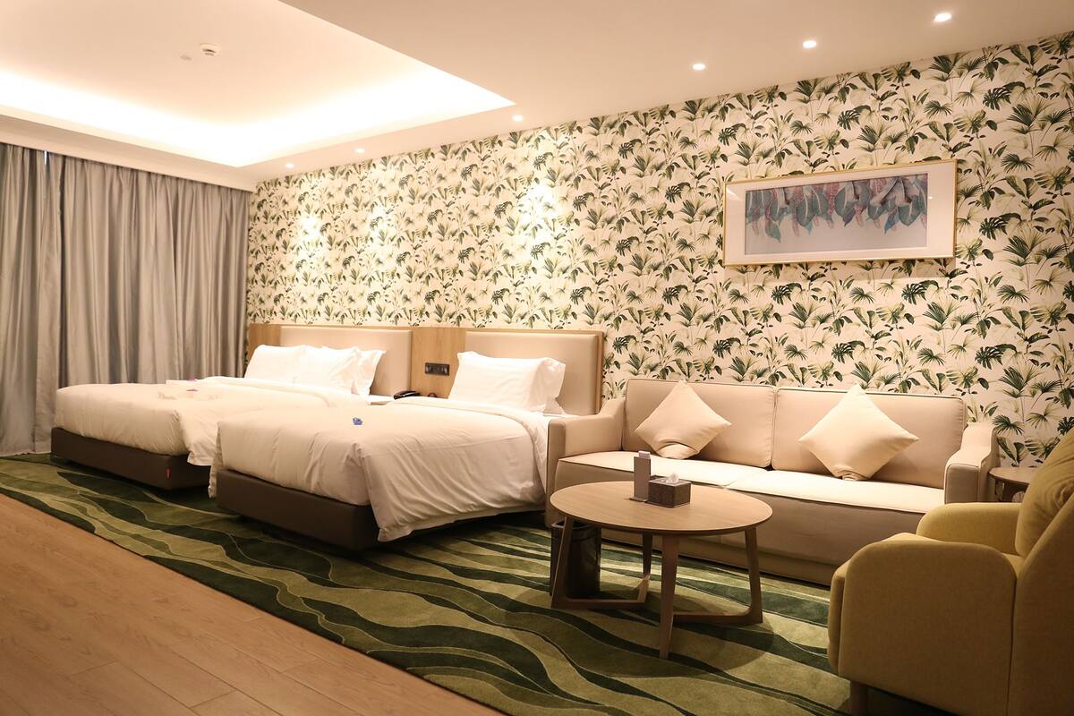 Habitación familiar | Ropa de cama de alta calidad, edredones de plumas, minibar y caja fuerte