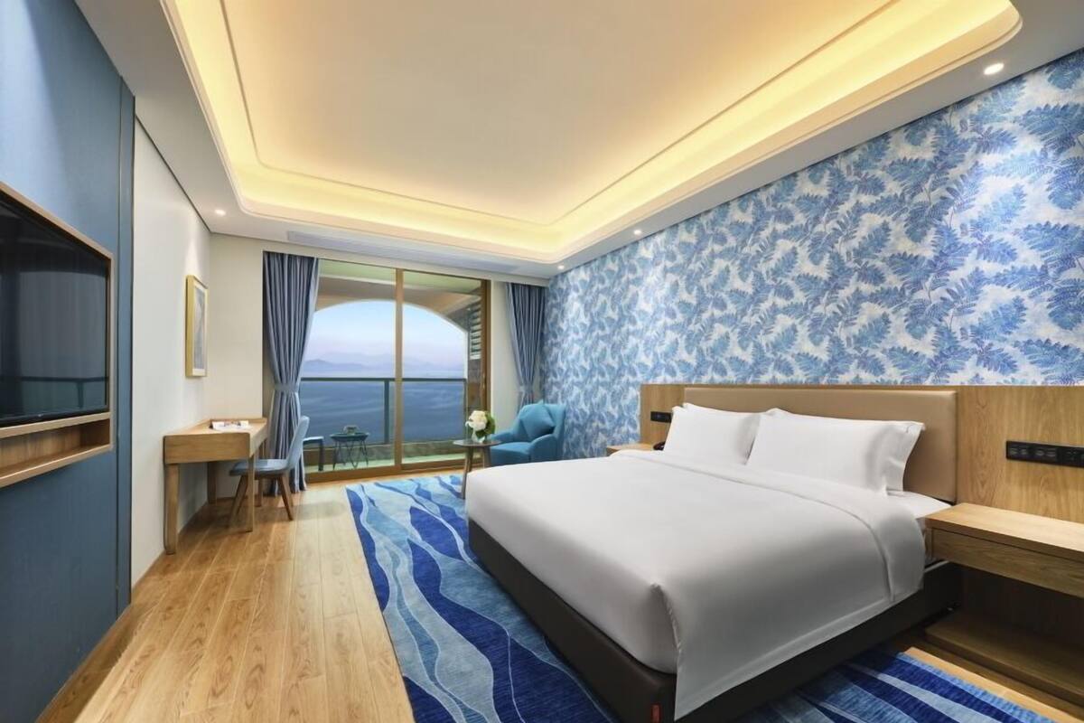 Habitación | Ropa de cama de alta calidad, edredones de plumas, minibar y caja fuerte