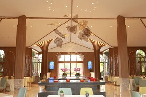 Daily buffet breakfast (CNY 58 per person)
