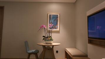 豪华景观套房 | 高档床上用品、羽绒被、迷你吧、客房内保险箱