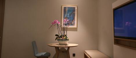 Svit Deluxe - 2 sovrum | Sängtillbehör av högsta kvalitet, duntäcken och minibar