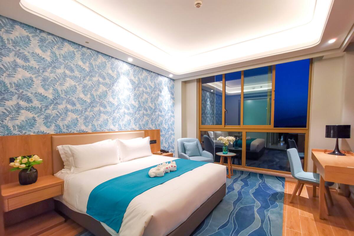 Habitación Deluxe doble | Ropa de cama de alta calidad, edredones de plumas, minibar y caja fuerte