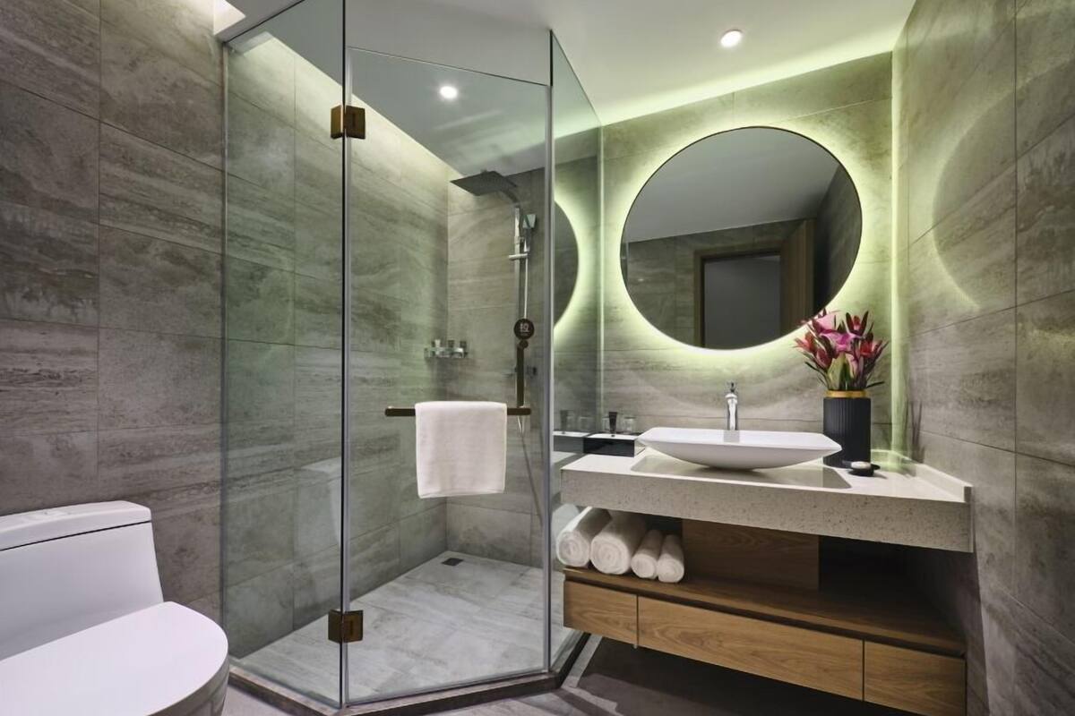 Shower, rainfall showerhead, free toiletries, hair dryer