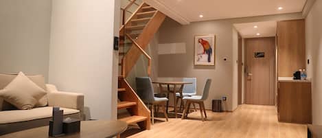 Perhehuone | Ylelliset vuodevaatteet, untuvapeitot, minibaari, tallelokero huoneessa