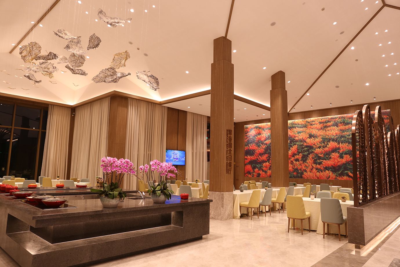 供应早餐、午餐和晚餐