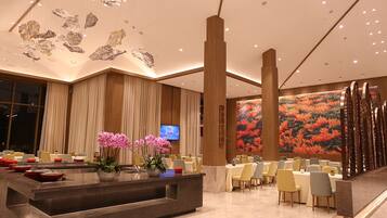 供应早餐、午餐和晚餐