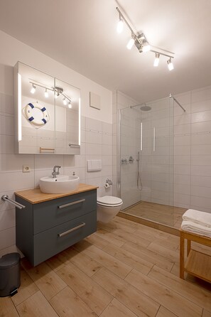 Dusche, Haartrockner, Handtücher, Seife