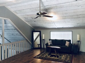 Smart TV, fireplace, DVD player, ping pong - Modern cozy Forrest Lakes Cabin (Forrest Lake)