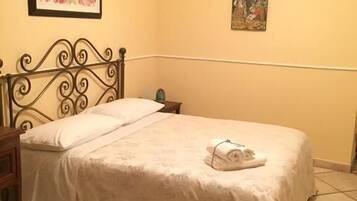 Habitación cuádruple familiar, vistas a la ciudad | Sábanas italianas Frette y ropa de cama de alta calidad