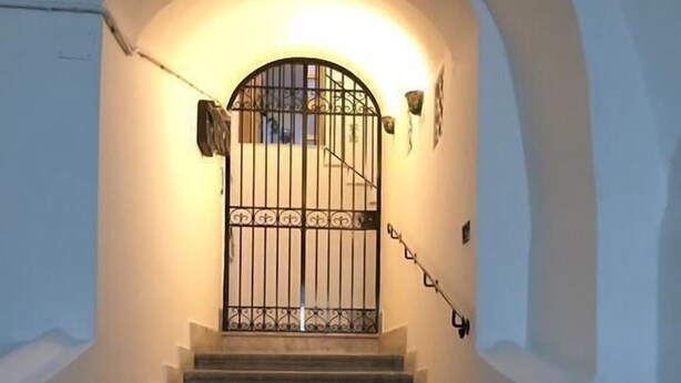 A staircase with a metal gate at the top, leading to a higher level. - B&B Lumasa (Vietri sul Mare)