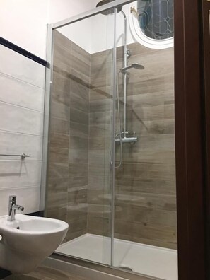 Family Quadruple Room, City View | Pancuran Bilik Mandi