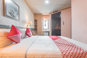 Dobbeltrom – deluxe, 1 dobbeltseng | Skrivebord, wi-fi (inkludert) og sengetøy