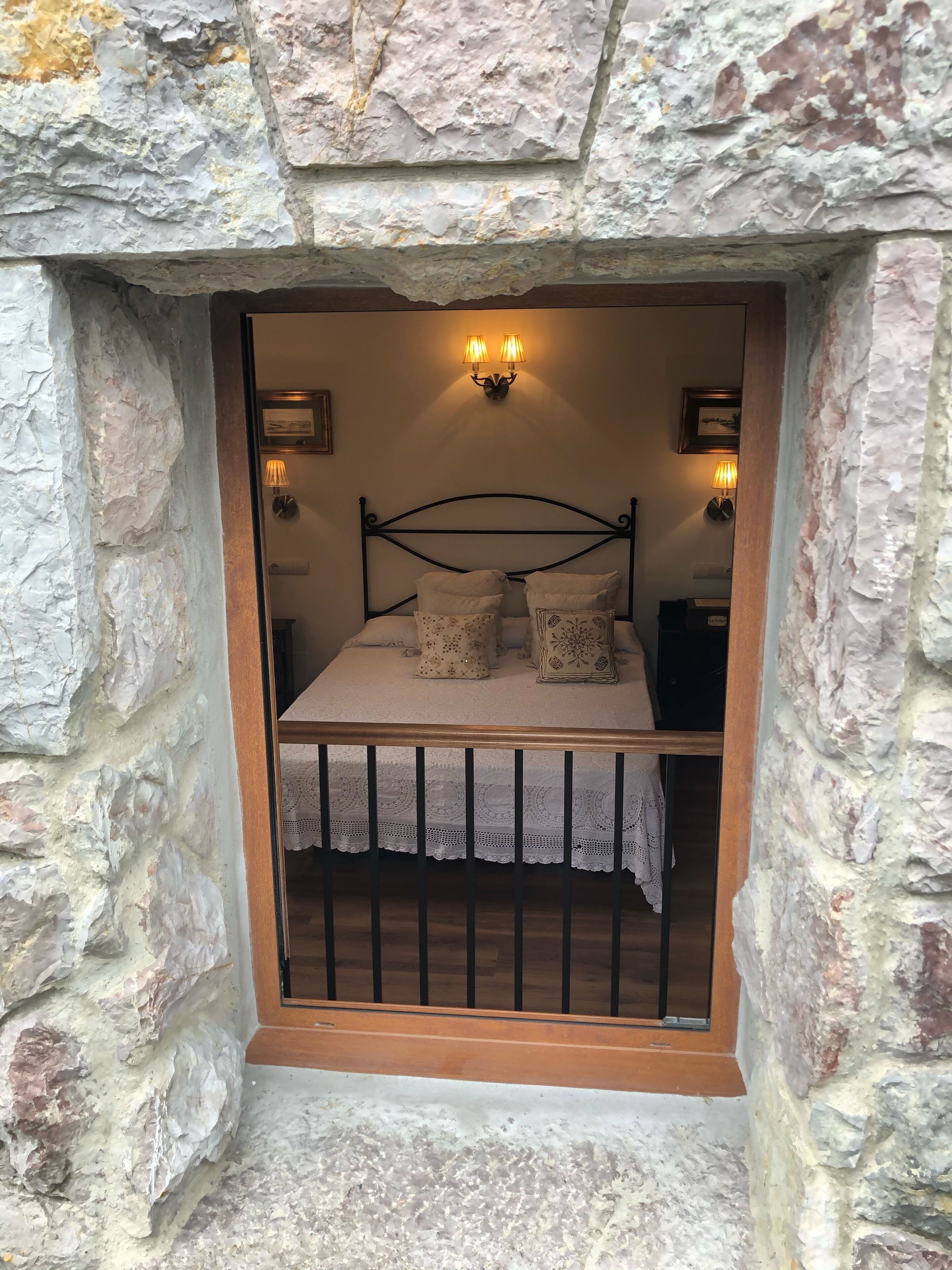 6 slaapkamers, een strijkplank/strijkijzer, reisbedje, gratis wifi