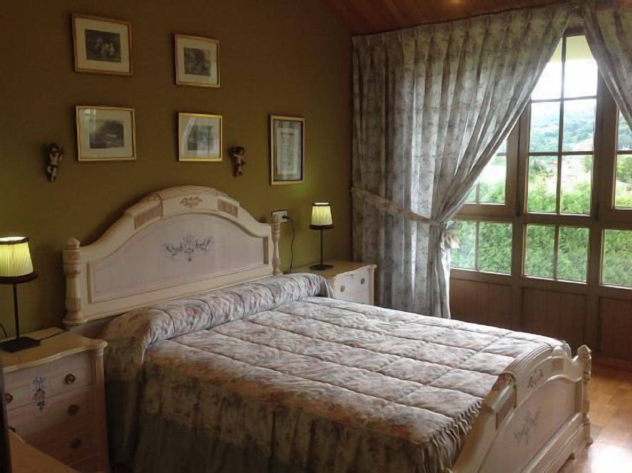 6 slaapkamers, een strijkplank/strijkijzer, reisbedje, gratis wifi