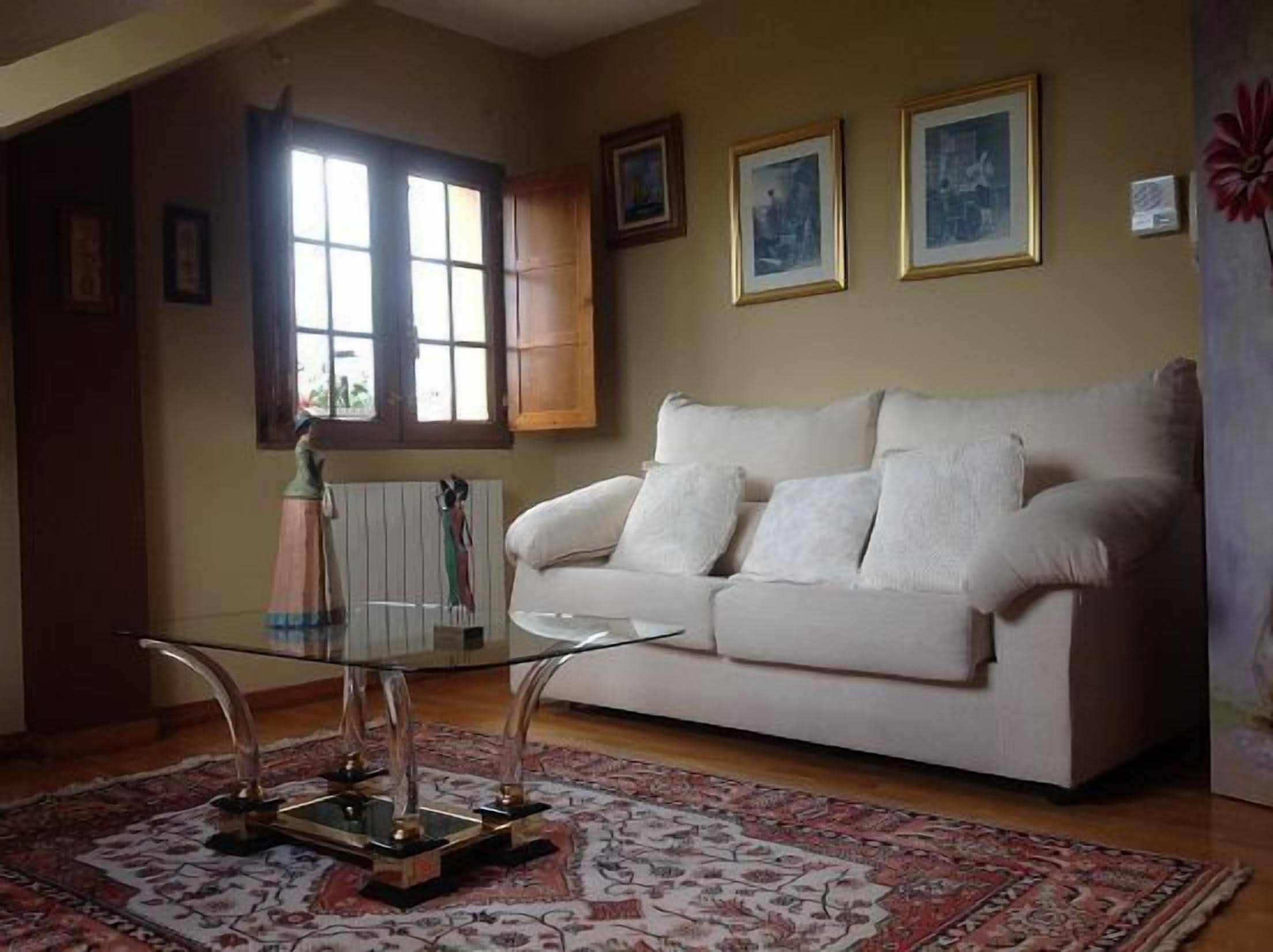 Een smart-tv, een open haard en boeken