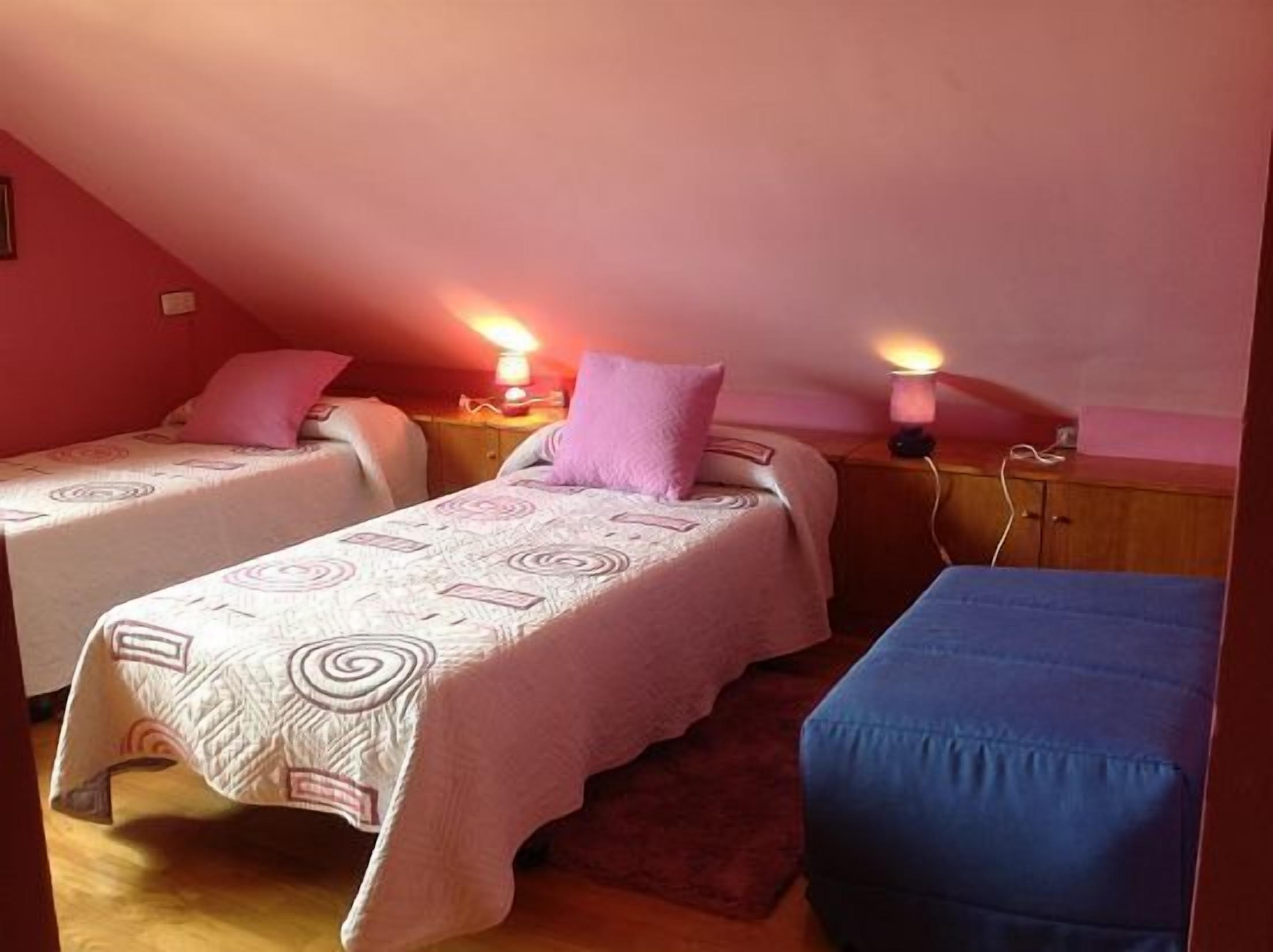 6 slaapkamers, een strijkplank/strijkijzer, reisbedje, gratis wifi