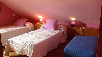 6 slaapkamers, een strijkplank/strijkijzer, reisbedje, gratis wifi