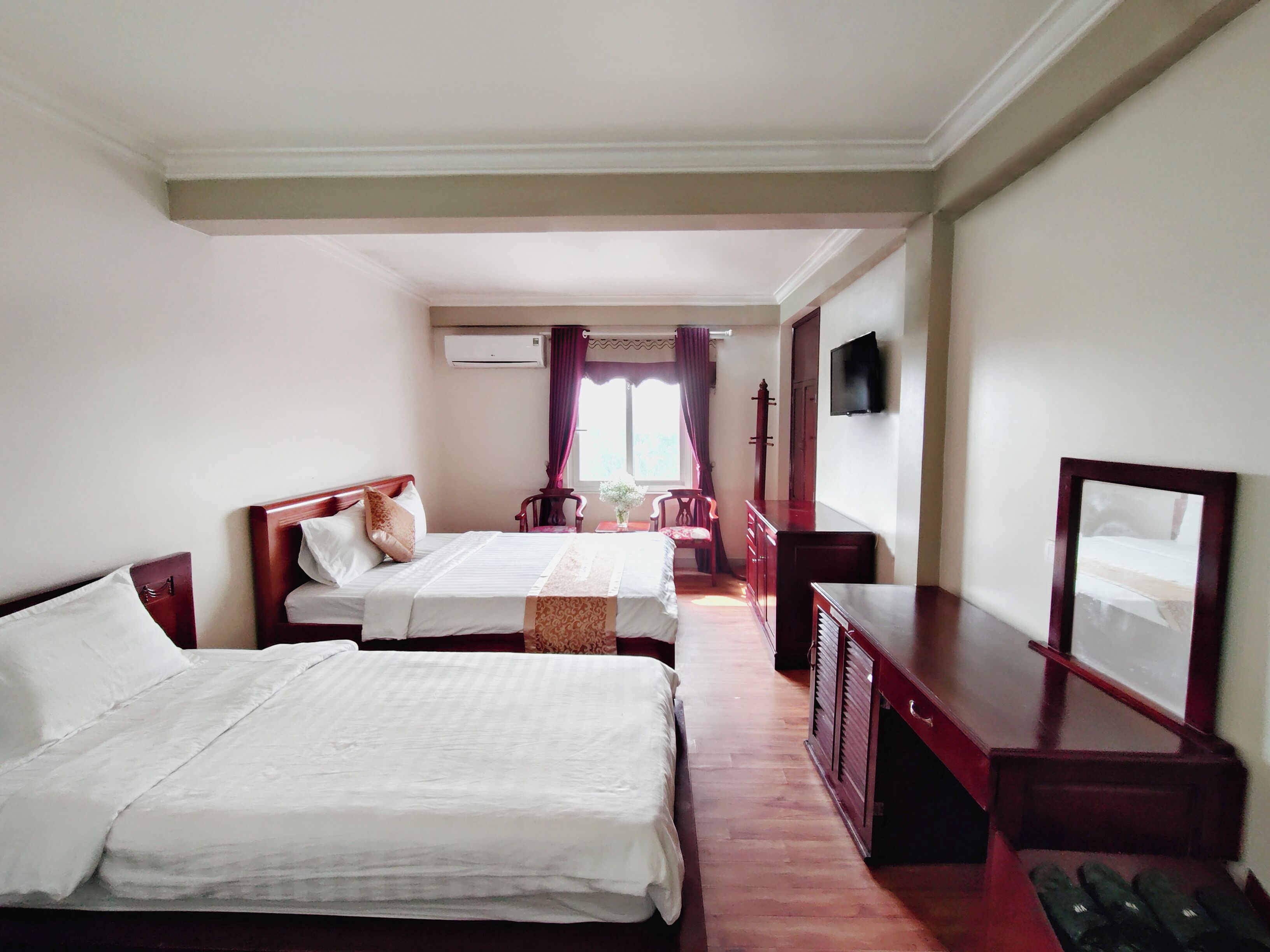 スタンダード 4 人部屋 ベッド (複数台) | 客室内のダイニングエリア