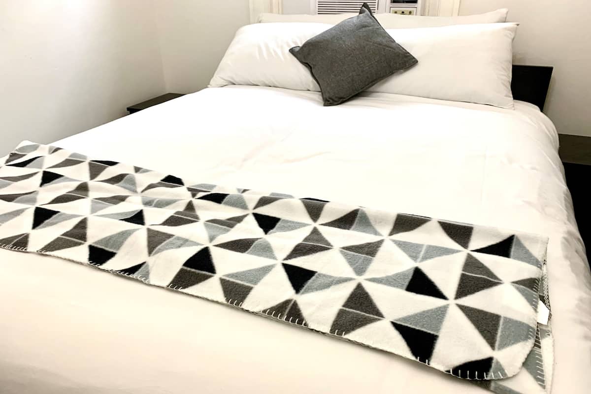 Chambre Simple, 1 grand lit 1 place