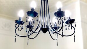 Un candelabro con múltiples bombillas y detalles decorativos.