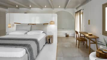 Suite exclusiva, hidromasaje (Indoor) | Minibar, caja de seguridad en la habitación y escritorio