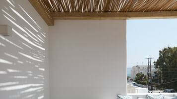 Deluxe Suite, Hot Tub (Outdoor) | Minibar, in-room safe, desk, blackout drapes