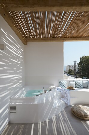 Deluxe Suite, Hot Tub (Outdoor) | Minibar, in-room safe, desk, blackout drapes - Arco Solium Suites (Milos)