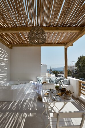 Deluxe Suite, Hot Tub (Outdoor) | Minibar, in-room safe, desk, blackout drapes