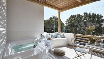 Suite Deluxe, hidromasaje (Outdoor) | Minibar, caja de seguridad en la habitación y escritorio