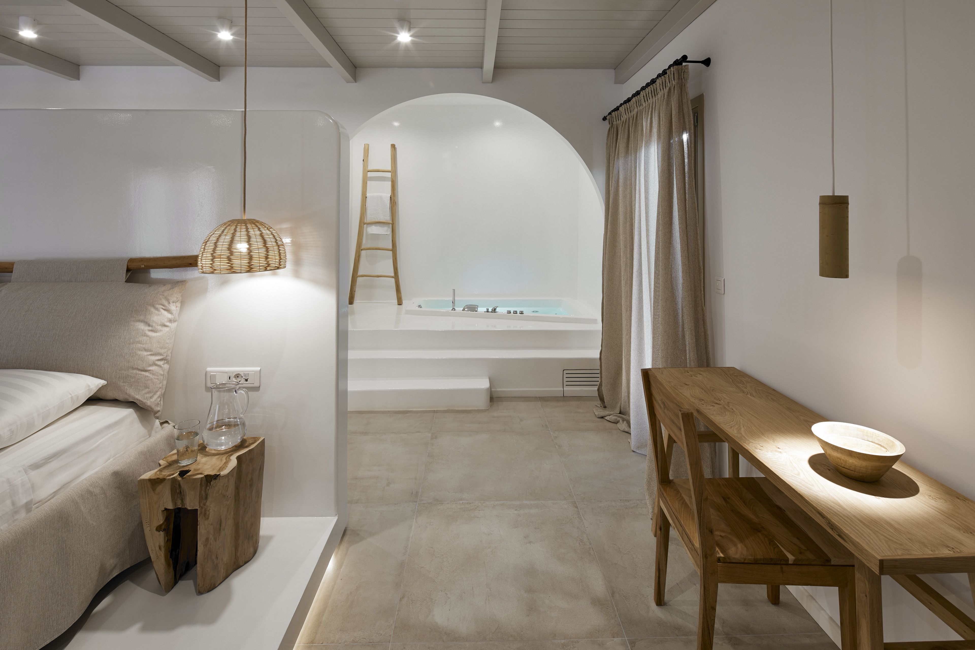 Minibar, caja de seguridad en la habitación y escritorio 