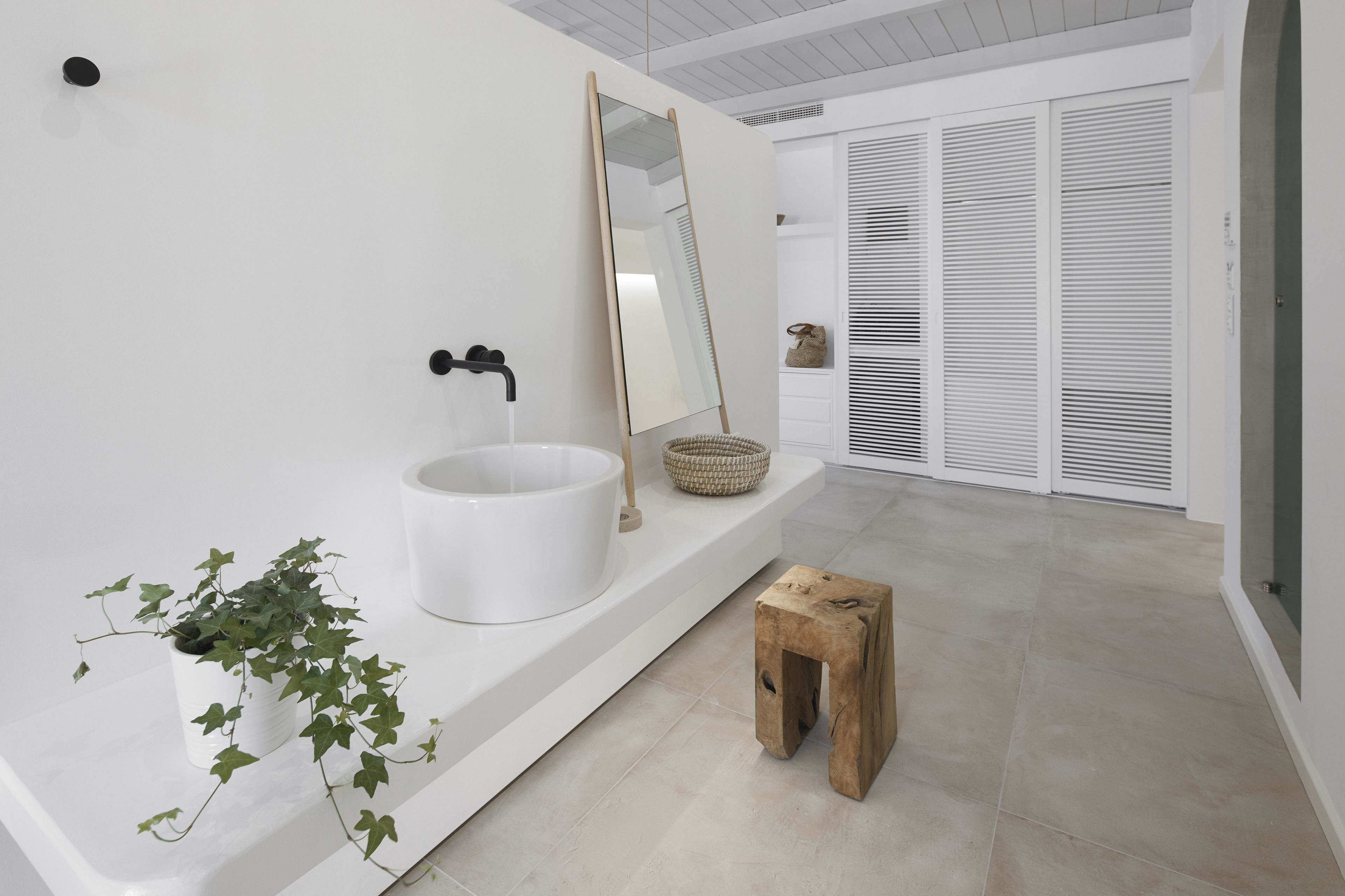 exclusive suite, hot tub (indoor) | minibar, in-room safe, desk, blackout curtains