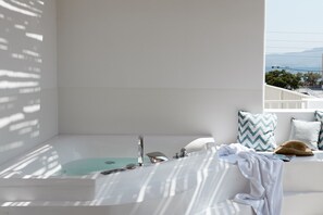 Deluxe Suite, Hot Tub (Outdoor) | Minibar, in-room safe, desk, blackout drapes